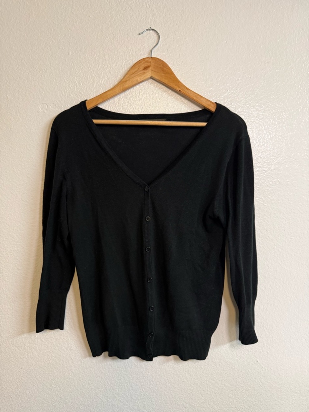 Ye MAK Classic V-Neck Button-Front Sweater Black Sz M Minimalist Classy Chic